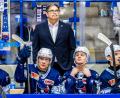 Bild: Tobias Neubert
Cheftrainer Dave Matsos (oben) hatte alles im Blick: Der Kanadier feierte beim 4:3-Heimsieg seiner Blue Devils sein erfolgreiches Comeback in der Hans-Schröpf-Arena. Charlie Jahnke und Maxi Brunner (Zweiter und Dritter von links) halfen dabei ordentlich mit.