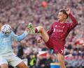Bild: Jon Super/AP/dpa
Florian Wirtz (r) tut sich beim FC Liverpool weiter schwer.