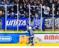 Bild: Tobias Neubert
Man of the Match: Youngster Maximilian Brunner lässt sich von den Fans der Blue Devils Weiden feiern.