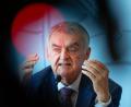 Bild: Henning Kaiser/dpa
NRW-Innenminister Herbert Reul (CDU) liegt nach einem Sturz im Krankenhaus (Archivbild)