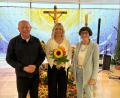 Bild: Friedrich Peterhans, KNO
Pfarrer Johann Klier und Waltraud Koller-Girke (rechts) vom Förderverein für Schwerkranke dankten Sängerin Heidi Reil für ein gelungenes Benefizkonzert in der Kapelle des Klinikums Weiden.
