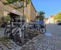Bild: Tobias Gräf
Eigentlich dienen die Metallbügel dem Schutz der Bäume, vor dem Modegeschäft Monkey werden sie aber regelmäßig zum Fahrrad-Ständer umfunktioniert. Der Pkw-Stellplatz dahinter könnte ein reiner Radler-Parkplatz werden.