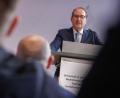 Bild: Carsten Koall/dpa
Bundesinnenminister Alexander Dobrindt sieht Deutschland in einem „Schattenkrieg“.