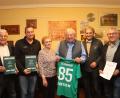 Bild: Michael Rabenhofer
Wenn Riedens Gastwirt Georg Schmidt (4.v.l.) und Gattin Traudl (3.v.l.) zur Geburtstagsfeier ins Wirtshaus der Familie einlädt, ist die Zahl der Gratulanten groß. Es gratulierten Altbürgermeister Gotthard Färber (links), 1.FC Rieden Gesamtvorsitzender Hans Fischer (2.v.l.), Zweiter Bürgermeister Josef Weinfurtner (2.v.r.), CSU-Geschäftsführer Hans Szegda (rechts).
