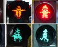 Bild: dpa
Deutschlandweit werben Städte an Ampeln mit ihren Maskottchen. (Archivbild)