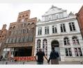 Bild: Christian Charisius/dpa
Passanten betrachten das geschlossene Buddenbrookhaus in der Lübecker Altstadt.