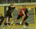 Bild: Hans Mark
Szenen aus dem Handballspiel HV Oberviechtach (rot) - HSG Nabburg Schwarzenfeld, Tobias Wild (O) vor Held Tobias