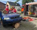 Bild: Marina Schlaffer
Die Nachwuchsfeuerwehrleute wurden zu einem Verkehrsunfall gerufen. Sie mussten das Dach des Unfallautos abschneiden, damit die Helfer vor Ort der Wasserwacht die im Fahrzeug eingeklemmte Person befreien konnten.