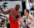 Bild: MARK J. TERRILL/AP/dpa
Für dieses Jordan-Trikot aus den NBA-Finals 1998 ist ein Rekord-Preis bezahlt worden. (Archivbild)