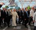 Bild: Alessandra Tarantino/AP/dpa
Papst Leo XIV. trifft in der Poliklinik „Agostino Gemelli“ in Rom ein, wo er operiert werden soll.