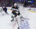 Bild: David Zalubowski/AP/dpa
Vom Puck am Kopf getroffen: Nico Sturm. (Archivbild)