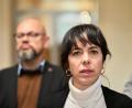Bild: Soeren Stache/dpa
Die Linke-Co-Fraktionsvorsitzende Elif Eralp will in Berlin Regierende Bürgermeisterin werden, im Hintergrund steht der zweite Fraktionsvorsitzende Tobias Schulze.