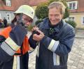 Bild: Theresa Bruischütz
Die Jugendfeuerwehr Wurz hat ihr Einsatzgebiet Menschen mit Behinderung nähergebracht. Bei einer Übung testeten die Verantwortlichen auch den Funk.