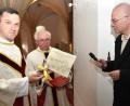 Bild: Norbert Weis
Ein besonderer symbolischer Höhepunkt der Amtseinführung: Der Kirchenpfleger von Kastl Karl Gerstenhöfer überreicht einen Schlüssel für alle Kirchen im Pfarrverband an Pfarrer Michael Polster (links); in der Mitte Prodekan Gerhard Ehrl.