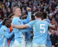 Bild: Jon Super/AP/dpa
Das Team um Topstürmer Erling Haaland (M) ist Spitzenreiter der Premier League - und dennoch droht der Abstieg. (Archivbild)
