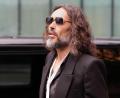 Bild: Ben Whitley/PA Wire/dpa
Russell Brand muss sich derzeit wegen Vorwürfen sexueller Gewalt vor Gericht verantworten.