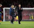Bild: John Walton/PA Wire/dpa
Arsenals Coach Mikel Arteta widmete den Sieg gegen Lille Ken Friar.