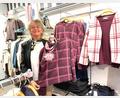 Bild: Claudia Völkl
Am Pulli ein Puschel gefällig? Elisabeth Igl zeigt ihren Kundinnen neue Modetrends und berät sie.