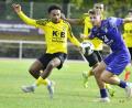 Archivbild: Hubert Ziegler
Jamario Carswell (links, Szene aus einem früheren Spiel) und der FC Amberg konnten dem Tabellenführer Dingolfing beim Nachholspiel am Dienstagabend ein Bein stellen und einen Punkt holen.