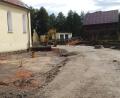 Bild: Landratsamt Tirschenreuth
In Riglasreuth baut der Landkreis auf einer Länge von circa 350 Metern die komplette Straße, Entwässerung, Asphaltschichten und die alte Frostschutzschicht aus. Teilweise ist der neue Frostschutz schon eingebaut.