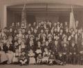 Archivbild: Sammlung Heimatverein Birgland
Der Heimatverein Birgland und der Patenverein Unterillertaler bei der Fahnenweihe 1957 in der alten TV-Turnhalle in Sulzbach.