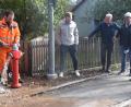Bild: Ernst Frischholz
Wasser marsch: Wasserwart Matthias Müller dreht den Hydranten auf und das Wasser sprudelt bereits aus der neuen Hauptleitung.