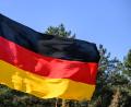Symbolbild:  Robert Michael/dpa
Unbekannte stahlen eine große Deutschlandfahne vor der Schwarzachtalhalle in Neunburg vorm Wald.