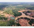 Bild: Larissa Schwedes/dpa
Für den Abbau von Gold – sowohl legal als auch illegal – wurden riesige Flächen im Amazonas-Regenwald abgeholzt.