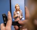 Bild: Michael Kappeler/dpa
Familienministerin Karin Prien rechnet damit, dass im kommenden Jahr eine EU-weite Regelung zur Beschränkung von Social Media für Kinder und Jugendliche kommen wird. Parallel dazu sollen in Deutschland bereits Gesetze in diese Richtung geändert werden.