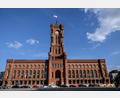 Bild: Britta Pedersen/dpa
Linke, Grüne und SPD wollen in Berlin weiter darüber sondieren, ob sie eine Regierungskoalition hinbekommen - mit der Linke-Politikerin Elif Eralp als Chefin im Roten Rathaus. (Symbolbild)