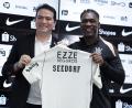 Bild: Ettore Chiereguini/AP/dpa
Clarence Seedorf wird als neuer Cheftrainer von Corinthians vorgestellt.