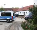 Archivbild: Daniel Löb/dpa
Nach der Tat sperrte die Polizei das Wohnhaus des mutmaßlichen Täters für die Ermittlungen ab. (Archivbild)