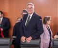 Bild: Michael Kappeler/dpa
Alexander Schweitzer (SPD) bei seiner ersten Teilnahme an einer Kabinettssitzung im Kanzleramt.