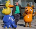 Bild: Rolf Vennenbernd/dpa
„Sendung mit der Maus“-Moderator Christoph Biemann begrüßte Elefant und Ente neben der Maus.