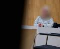 Bild: Sven Hoppe/dpa
Während des zweiten Prozesstages entschuldigt sich die angeklagte Erzieherin bei den Eltern.