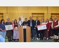 Bild: Angelika Graf
Das Benefizkonzert in Lauterhofen erbringt 6160 Euro für die Leukämiehilfe. Von links: Jennifer Graf; Dr. Volz Fleckenstein, Angelika Graf, Anja Paulus, Josef Graf, Michael Graf, Bürgermeister Xaver Lang, stellvertretender Landrat Stefan Haas, F. Zschernitz, Kathrin Ziegaus, Bettina Geiler und Albert Walter.