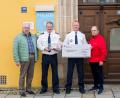 Bild: Polizeiinspektion Kemnath
Herbert Putzer (links) und Andreas Steinl (rechts) nehmen von Thomas Schopf (Zweiter von links) und Kai Hoffmann den symbolischen Scheck für die Kinderkrebshilfe entgegen.