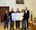 Bild: VR-Bank Nordoberpfalz eG
Geschäftsstellenleiter Gerhard Uschold (Volksbank Raiffeisenbank Nordoberpfalz eG) überreichte den Spendenscheck für die erfolgreiche Crowdfunding-Aktion zur Restaurierung der historischen Kirchengemälde an Pfarrer Adam Karolczak und Andreas Ringholz vom Heimatkundlichen Arbeitskreis Waidhaus.