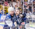 Bild: Werner Moller
Da verstehen sich zwei richtig gut: Jordan Knackstedt (links) und Brayden Tracey bilden zusammen mit Michael Regush derzeit die gefährlichste Angriffsreihe bei den Blue Devils Weiden.