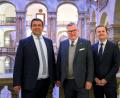 Bild: René Chlopotowski/dpa
Bayerns Justizminister Josef Schmid (M) stellte David Beck (l) als Nachfolger von Andreas Franck vor.