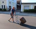 Archivbild: Bernhard Schultes
Für keine Arbeit war sich Radimerski während seiner Tätigkeit bei der Schlossbrauerei Friedenfels zu schade. Er versorgte Gaststätten, Vereinsheime, Firmen, Händler und Heimdienstkunden mit Getränken.