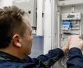Symbolbild: Markus Scholz/dpa
Ein Elektriker montiert einen digitalen Stromzähler mit einem Smart-Meter-Gateway. Für manche Haushalte ist der Einbau solcher intelligenten Stromzähler verpflichtend. Angebote von wettbewerblichen Messstellenbetreibern sollte man aber genau prüfen.