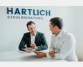 Bild: exb
Persönlich beraten, digital zusammenarbeiten: Kilian Röder und Fabian Hartlich (von links) von der Hartlich Steuerberatungsgesellschaft mbH unterstützen Unternehmen bei der Lohnabrechnung und Nettolohnoptimierung.