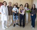 Bild: Johanna Foitzik
Sie freuen sich über die Geburt von Andreea Florina: Chefärztin Dr. Susanne Merl, Geschäftsführerin Janina Philipp (von links), die Eltern Rodica und Andrei mit ihrem ersten Sohn, sowie Stationsteamleitung Nicole Schwarz (ganz rechts) und Hebamme Celine Michalke (Zweite von rechts).