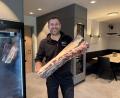 Bild: Gabi Schönberger
Wenn Christian Witt einen Ochsenrücken aus dem Reifeschrank in der modern eingerichteten Kochschule holt, ist er Dry Aged. Vor 100 Jahren verkaufte sein Urgroßvater das Fleisch an gleicher Stelle als gut abgehangen.
