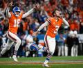 Bild: Geneva Heffernan/AP/dpa
Kicker Wil Lutz (r) erzielte für die Denver Broncos das entscheidende Field Goal in der Overtime.
