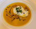 Bild: Ilse Hauer
Kürbissuppe mit geröstetem Hokkaido macht sich gut im Teller mit einem Klecks Sahne, Kürbiskernen und angeröstetem Brot.