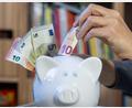 Bild: Hendrik Schmidt/dpa
„Sparschwein“ fürs Alter: Neue Frühstartrente. (Archivbild)