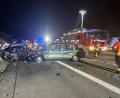 Bild: Felix Besold/NEWS5/dpa
Die zusammengeprallten Autos wurden bei dem Unfall schwer beschädigt.