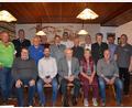 Bild: Peter Garreiss
Josef Schafbauer (Mitte) feierte im Kreise der zahlreichen Vereinsabordnungen sowie mit Pfarrer Udo Klösel und Bürgermeister Armin Bulenda (vorne links) im Gasthaus Bodensteiner in Tröbes seinen 80. Geburtstag.